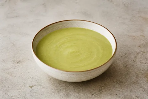 Krämig Spenat- och Broccolisoppa med Keso – fotograferad ovanifrån