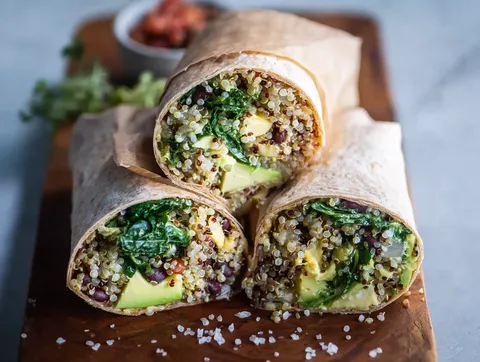 Supergrön Vegansk Quinoa Burrito med Avokadodressing – fotograferad ovanifrån