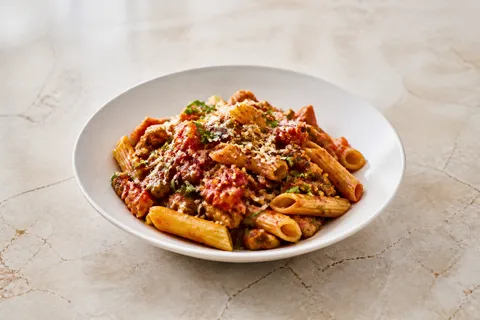 Ugnsbakad ziti med italiensk korv – fotograferad ovanifrån