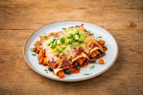 Vegetariska enchiladas med butternut och svarta bönor – fotograferad ovanifrån