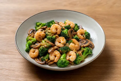 Wok med Räkor, Broccoli och Svamp i Glasyr – fotograferad ovanifrån